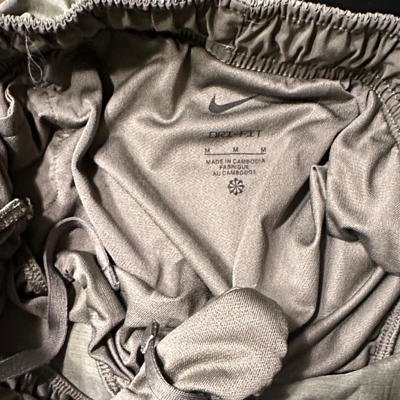 Nike Size Medium Women's Olive Green Dry Fit Shorts - Picture 6 of 6